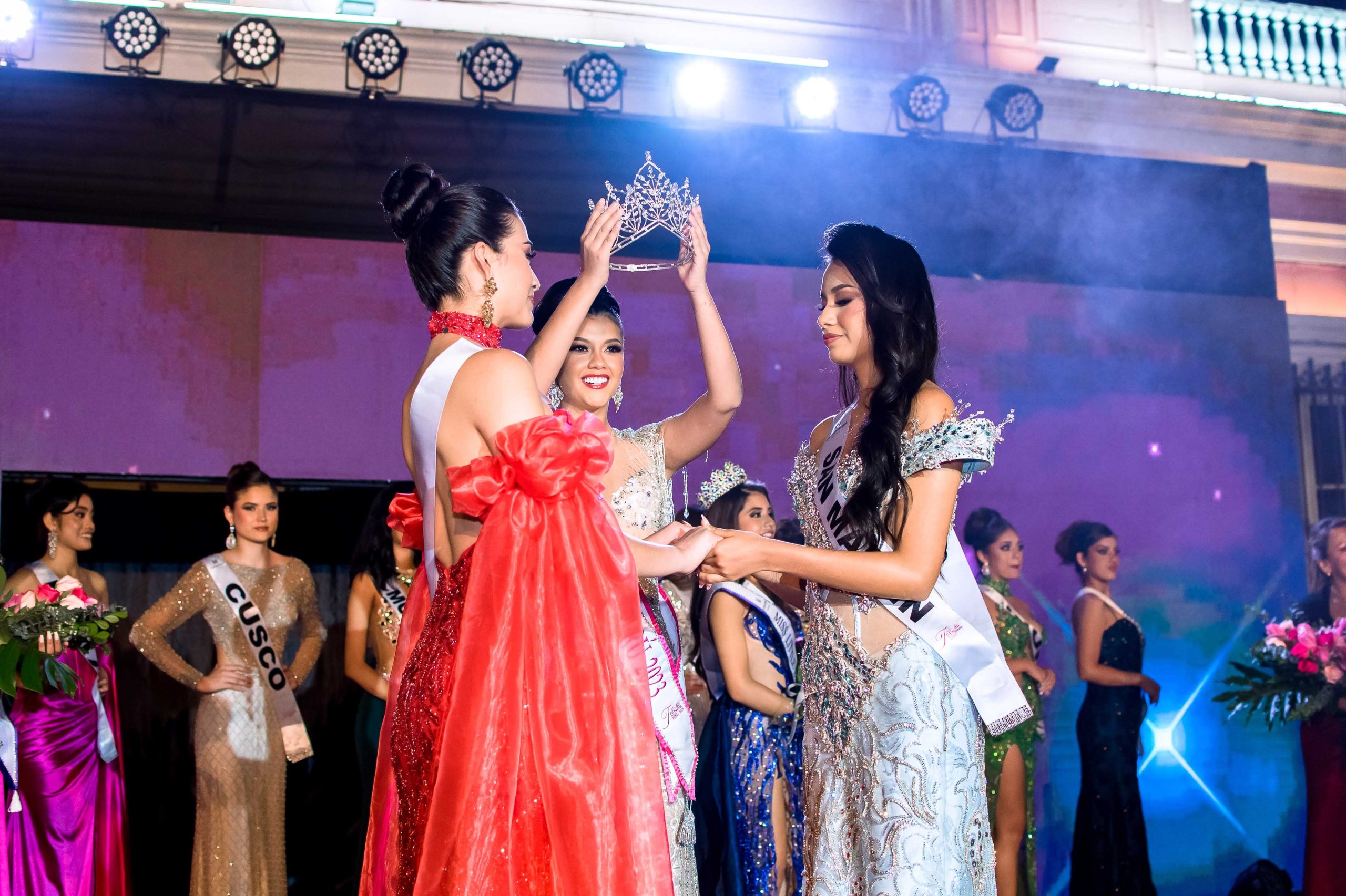 Coronación de Miss Teen Model Perú sobre el escenario: la reina saliente le coloca la corona a la ganadora, rodeadas por las finalistas