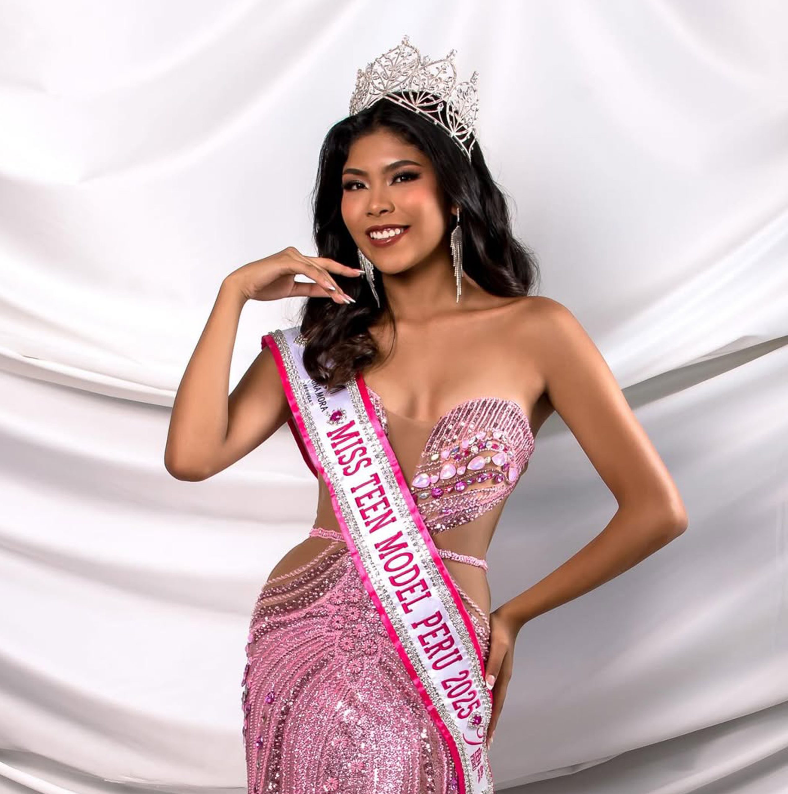 Retrato de estudio de la Miss Teen Model Perú 2025 con su corona y su banda